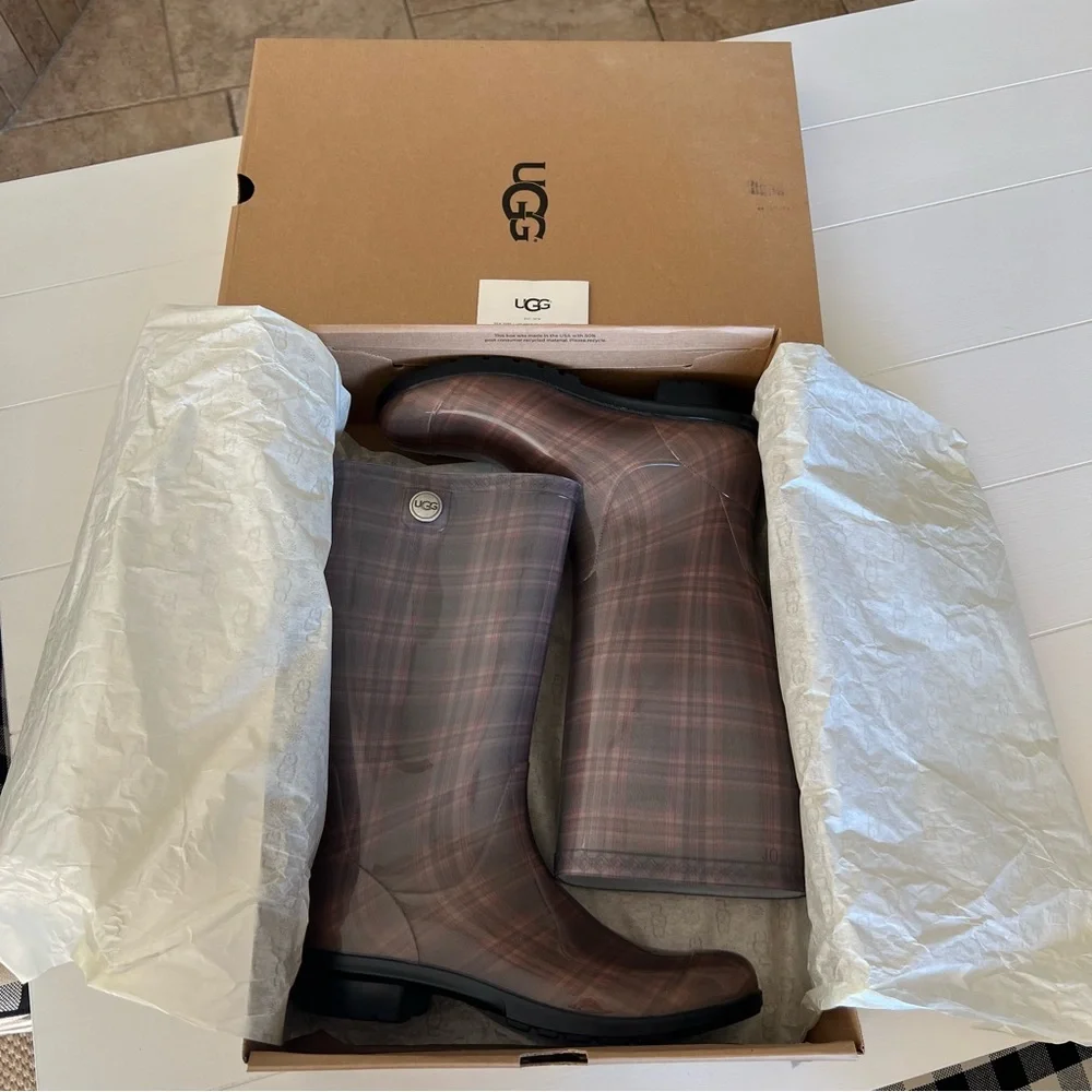 UGG Shaye Glossy Plaid Boots Women’s 10 Diva Pink